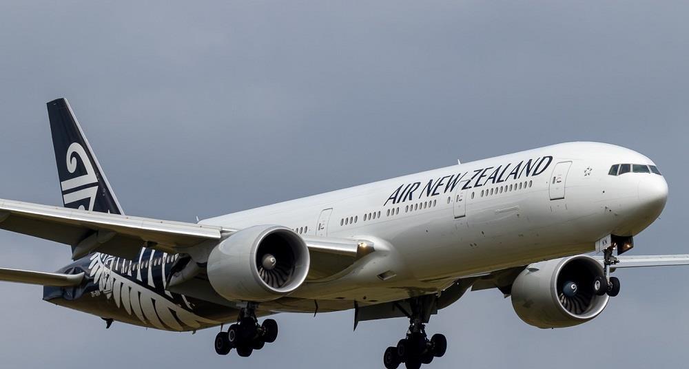 ANZ 777 a frappé les feux de bord après que le pilote n'a pas compensé le pilotage désengagé


