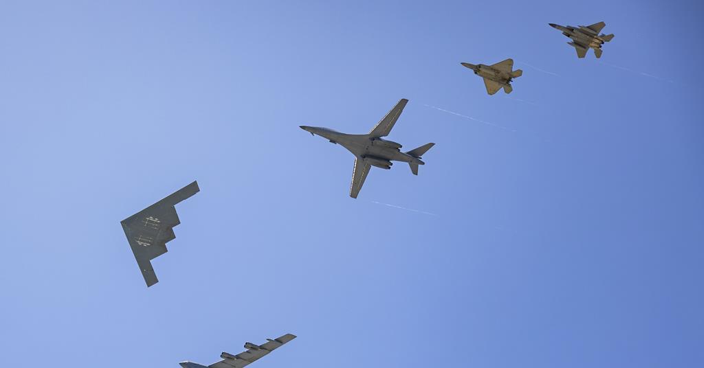 US Air Force mène un premier vol de formation de tri-bombardiers avec escorte de chasse


