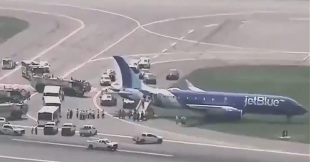 JetBlue A220 quitte la piste après l'atterrissage à Boston


