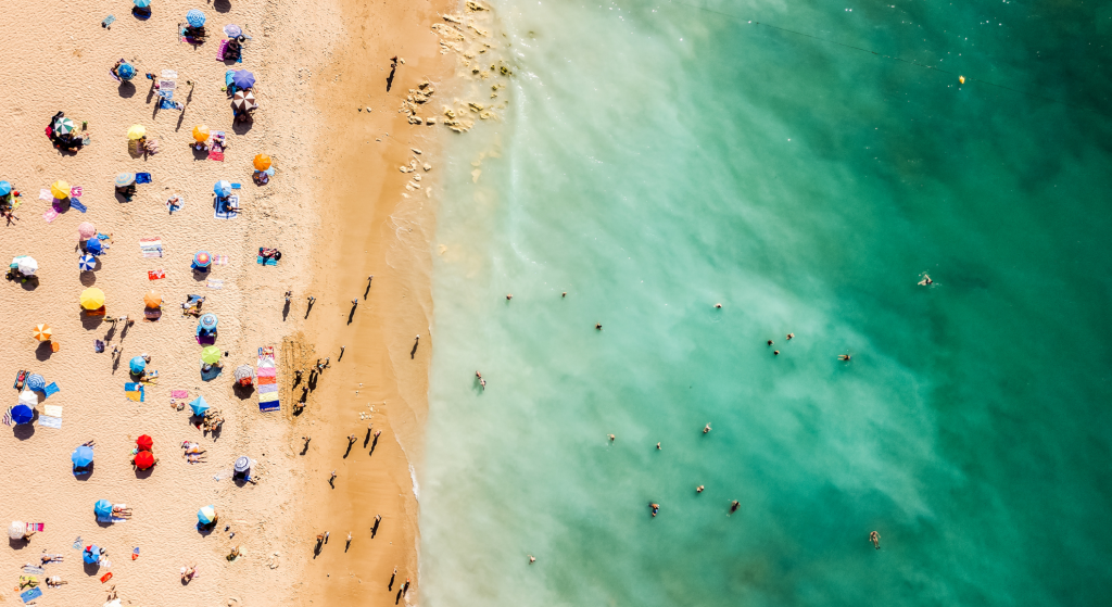 Chaque été, leur village se transforme en décor de carte postale… au détriment des habitants à l’année