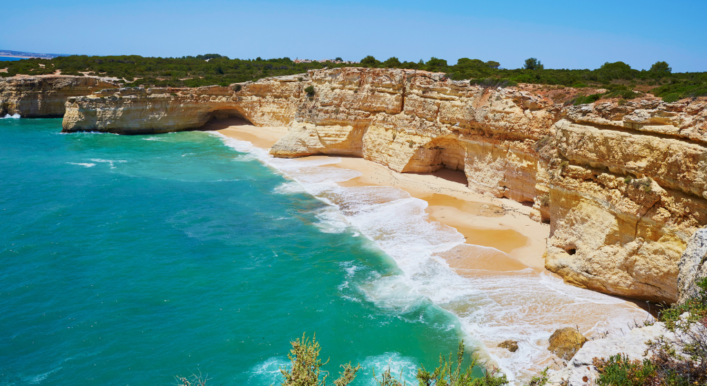 Moins chère que la Côte d’Azur et tout aussi ensoleillée : cette destination surprend – mais les locaux la boudent désormais en été