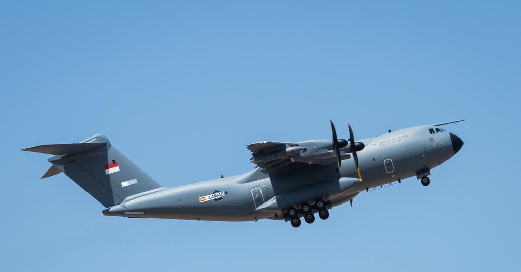 Le premier transport tactique A400M de l'Indonésie mène un vol de jeune fille réussi de Séville