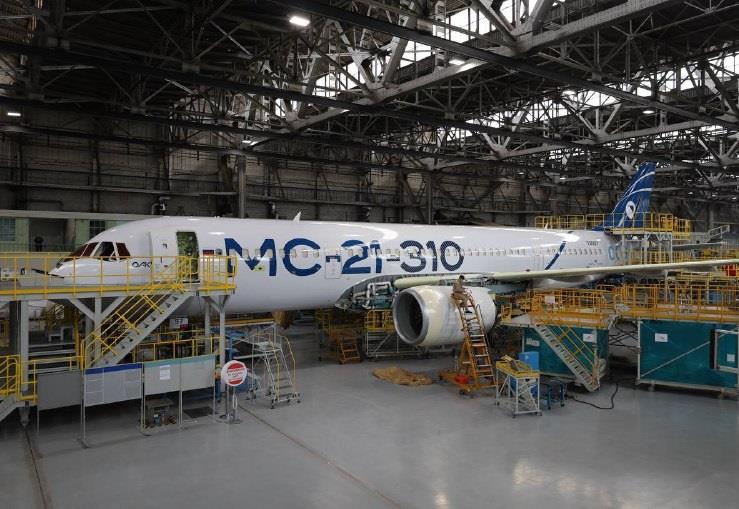 Le prototype MC-21 substitué s'approche du transfert à la station de test de vol