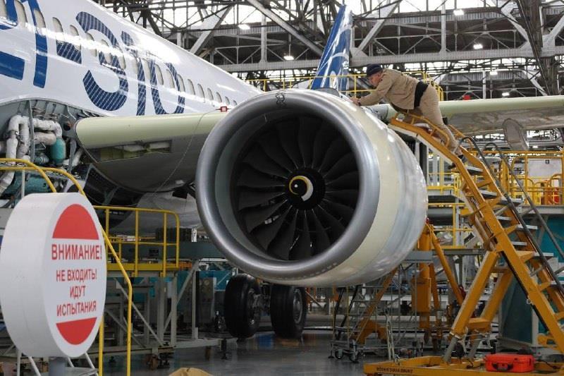 MC-21 entièrement substitué pour effectuer un premier vol en août: le chef de Rostec