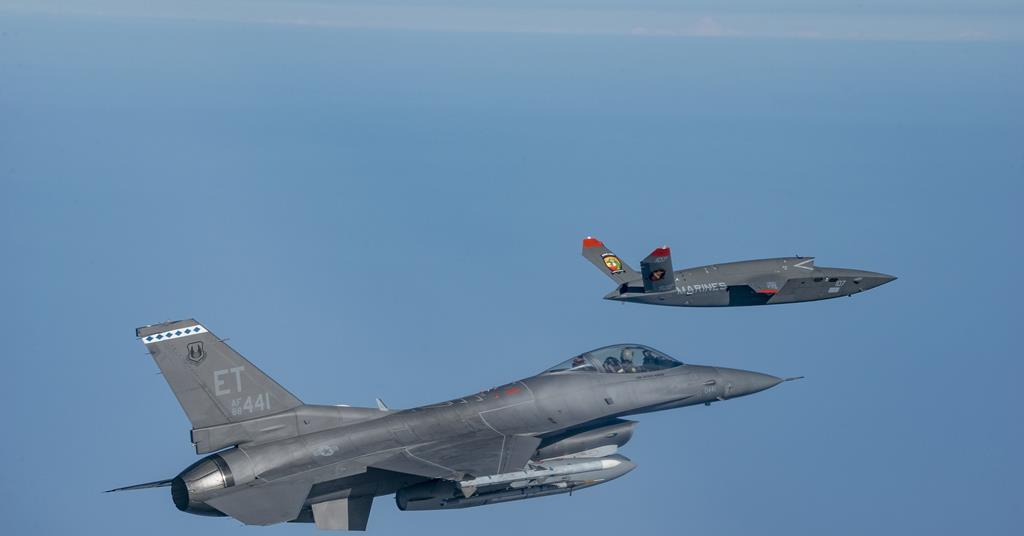 US Air Force pour ajouter une technologie de réalité augmentée rouge 6 dans des cockpits F-16