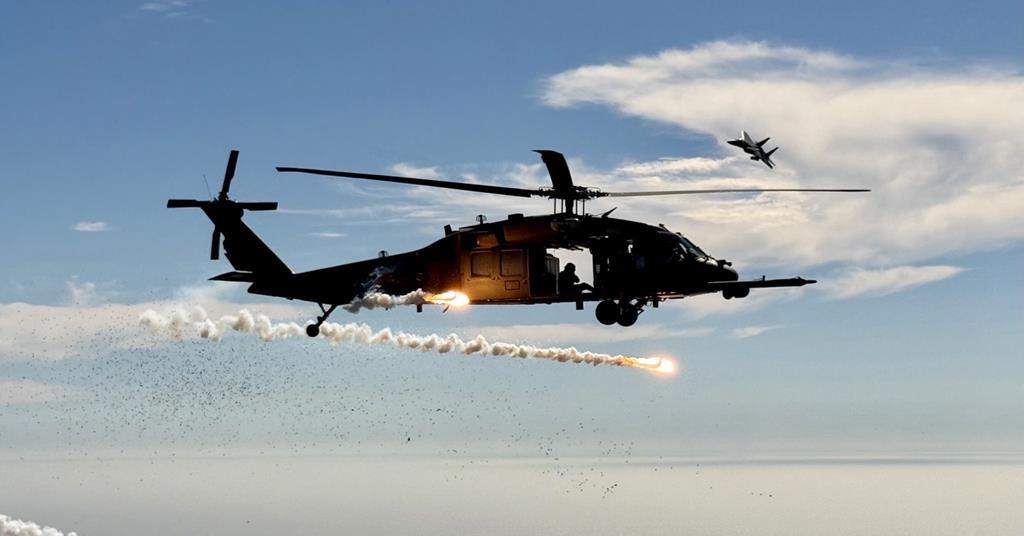 US Air National Guard évalue la capacité des hélicoptères de sauvetage au combat à contrer les menaces de chasse sur l'eau