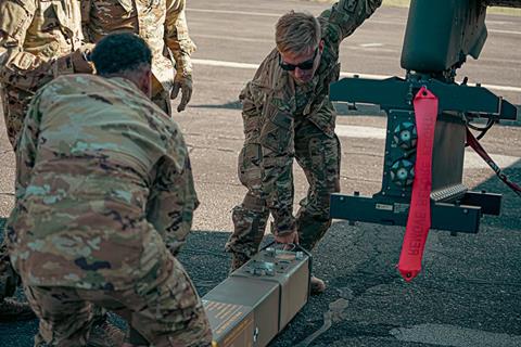 Spike de chargement de l'équipage de l'armée sur Apaceh