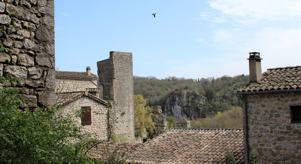 Dans ce village ardéchois, les pancartes « touristes dehors » se multiplient