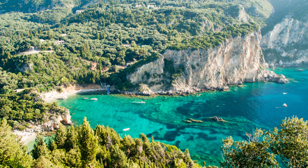 Moins connue que la Grèce, cette île balkanique séduit par ses plages… et ses prix