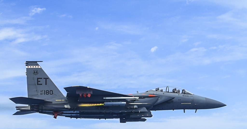 US Air Force intègre rapidement les roquettes APKWS de BAE sur des combattants F-15E pour contrer les essaims de drones