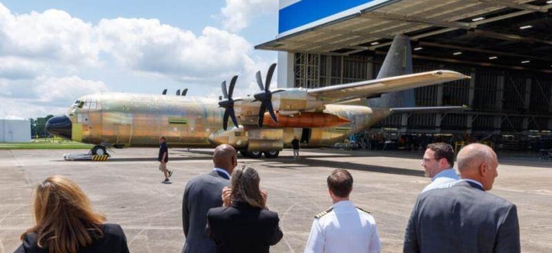 Le nouveau commandement stratégique du commandement stratégique Airborne E-130J Phoenix II dépose la ligne de production