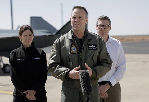 Le chef du RAAF, Boeing Australia Head, Pat Conroy