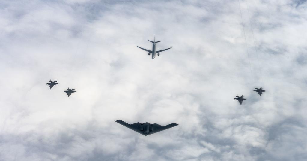 L'USAF B-2 Brealth Bomber engage avec succès Maritime Target avec des munitions de la taille rapide en mer Norvégienne