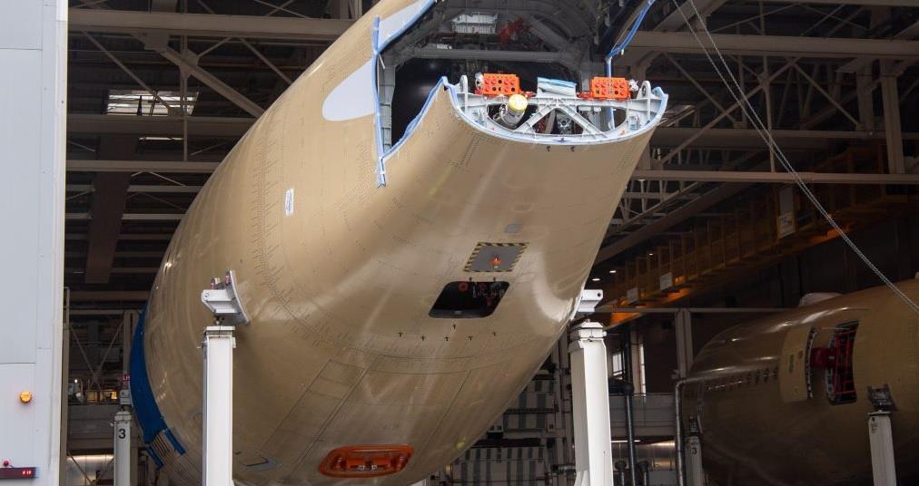 Le fuselage A350F initial transféré à la chaîne de montage finale de Toulouse


