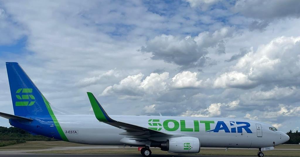 Solitair des EAU introduisant une paire de cargos World Star 737-800


