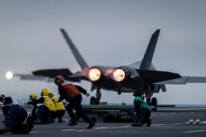 La Chine commence les tests en vol du porte-avions du Fujian à l’aide du système de lancement électromagnétique et a arrêté des atterrissages
