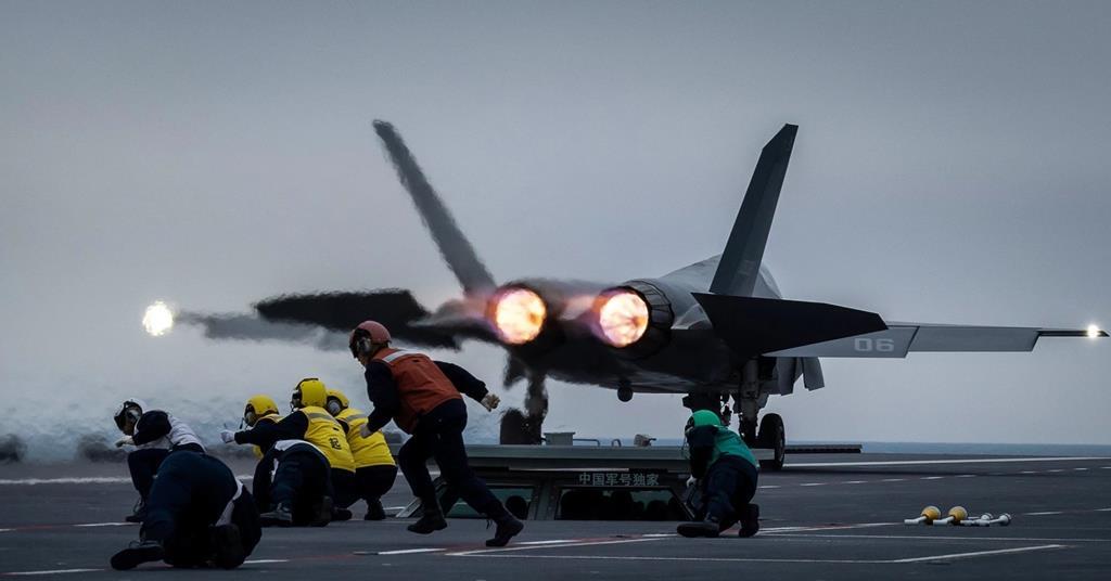 La Chine commence les tests en vol du porte-avions du Fujian à l'aide du système de lancement électromagnétique et a arrêté des atterrissages