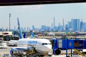 United est un capuchon de vol horaire commandé par la FAA chez Newark