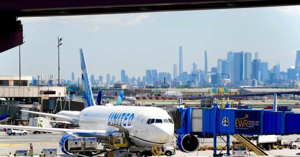 United est un capuchon de vol horaire commandé par la FAA chez Newark