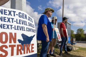 Boeing et frappant des machinistes de St Louis pour reprendre les négociations contractuelles avec le médiateur fédéral près de deux mois de conteste