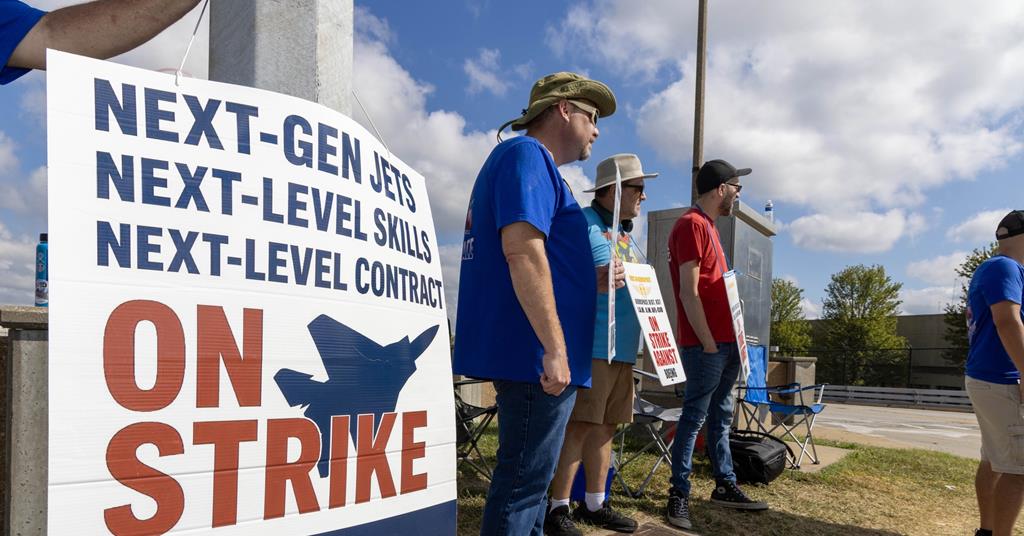 Boeing et frappant des machinistes de St Louis pour reprendre les négociations contractuelles avec le médiateur fédéral près de deux mois de conteste