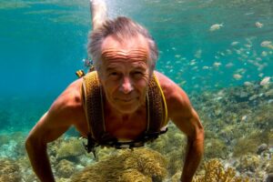 À 59 ans il vit 120 jours sous l’eau et respire grâce à une astuce qui intrigue les scientifiques