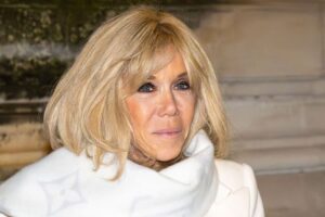 À 70 ans, Brigitte Macron: l’exercice ultime pour un ventre ultra-plat
