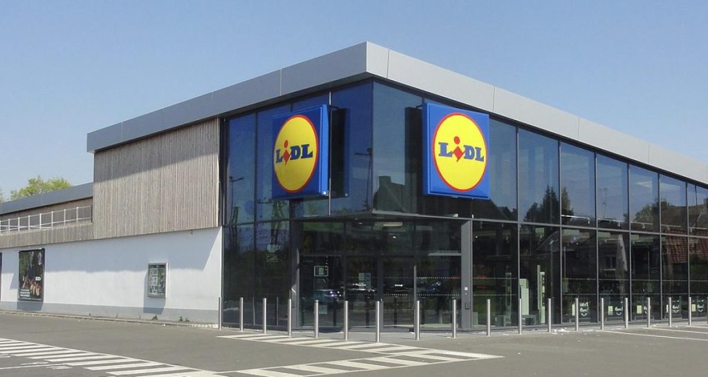 Le chargeur près de Lidl la verrouille – elle passe la nuit dans le parking