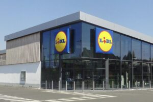 Le chargeur près de Lidl la verrouille – elle passe la nuit dans le parking