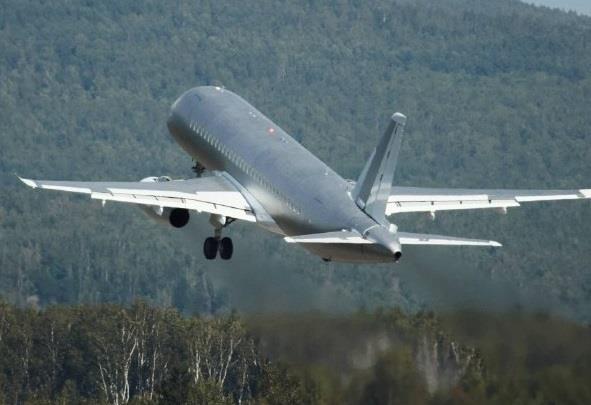 Le premier SJ-100 produit en série effectue un vol de jeune fille