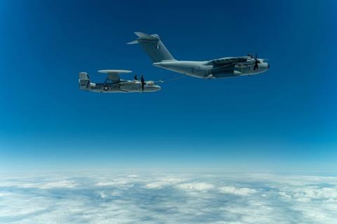 E-2D prenant du carburant de A400M