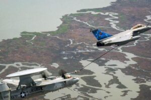 E-2D effectue des tests de ravitaillement aériens avec trois types français