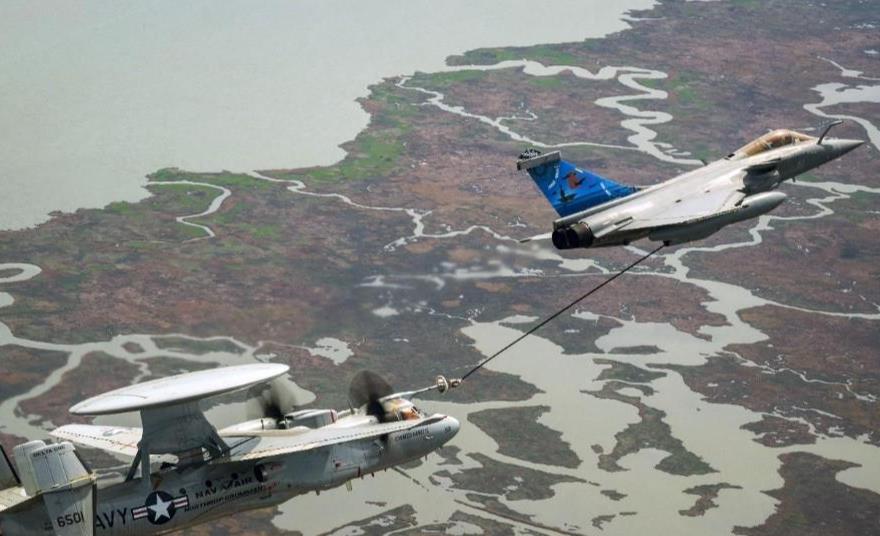 E-2D effectue des tests de ravitaillement aériens avec trois types français