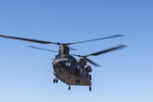 L’armée américaine avance avec des plans de mise en service opérationnels pour les hélicoptères Chinook CH-47F Block II améliorés de Boeing
