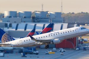 Mesa Air Group retarde la réunion des actionnaires au milieu de la fusion de la République, déclenchant un avertissement du NASDAQ