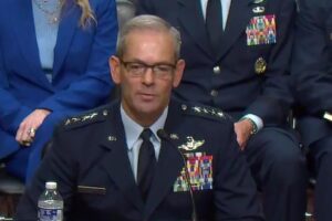 Le général Wilsbach affirme que les avions de combat collaboratifs fonctionneront probablement dans des escadrons dédiés plutôt que intégrés à des unités