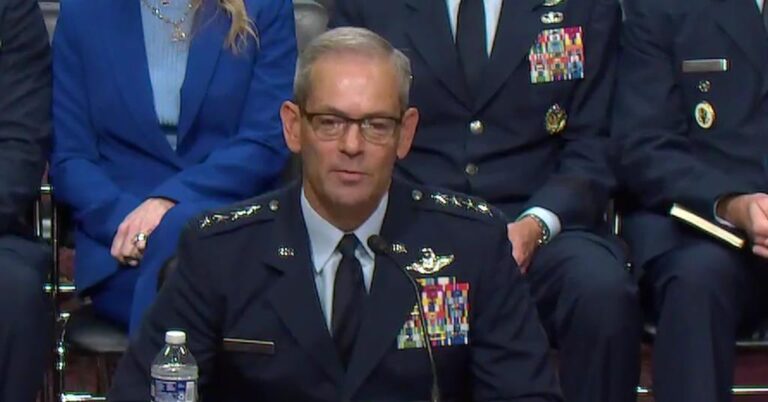 Le général Wilsbach affirme que les avions de combat collaboratifs fonctionneront probablement dans des escadrons dédiés plutôt que intégrés à des unités


