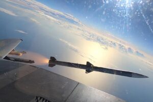 Anduril et Raytheon effectuent des tests au sol d’un moteur-fusée à grains hautement chargé pour améliorer les performances des armes air-air