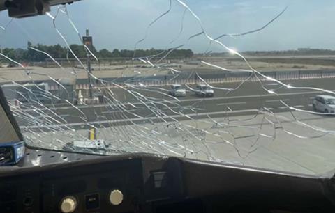 Dommages causés par la grêle au pare-brise du Delta 767-c-ANSV