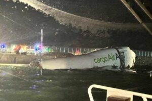 Le cargo AirACT Boeing 747-400BDSF dérape hors de la piste et dans la mer lors de l’atterrissage à Hong Kong