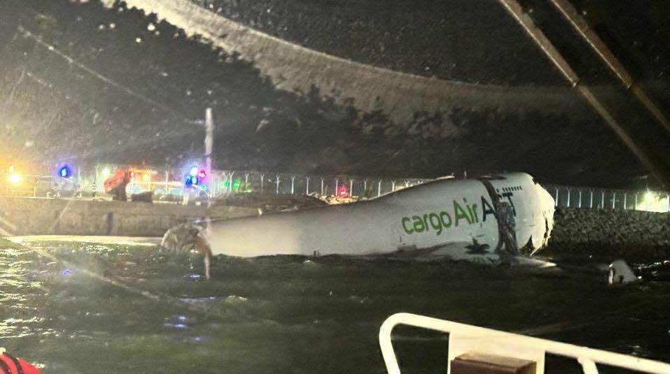 Le cargo AirACT Boeing 747-400BDSF dérape hors de la piste et dans la mer lors de l'atterrissage à Hong Kong