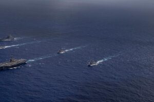 L’US Navy enquête sur la perte de l’hélicoptère MH-60R et du chasseur F/A-18F de l’USS Nimitz en mer de Chine méridionale