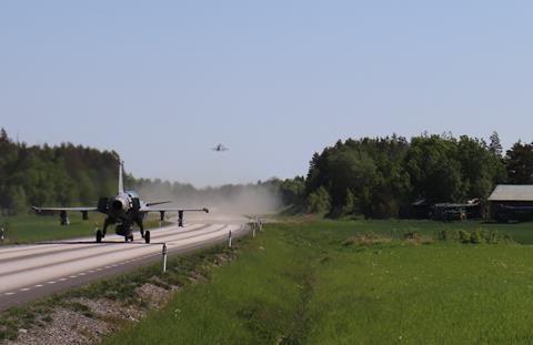 Décollage de la bande routière du Gripen
