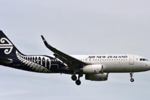 Air New Zealand prévoit une perte semestrielle de 30 à 55 millions de dollars néo-zélandais en raison de la faiblesse de la demande et de problèmes de moteurs.