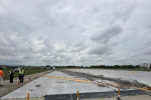 Le NTSB affirme que la piste mouillée et le long atterrissage ont contribué au dépassement du Chicago G150