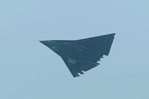 Les images suggèrent que le deuxième prototype de chasseur chinois J-36 présente une configuration d’admission, de train d’atterrissage et d’échappement révisée.