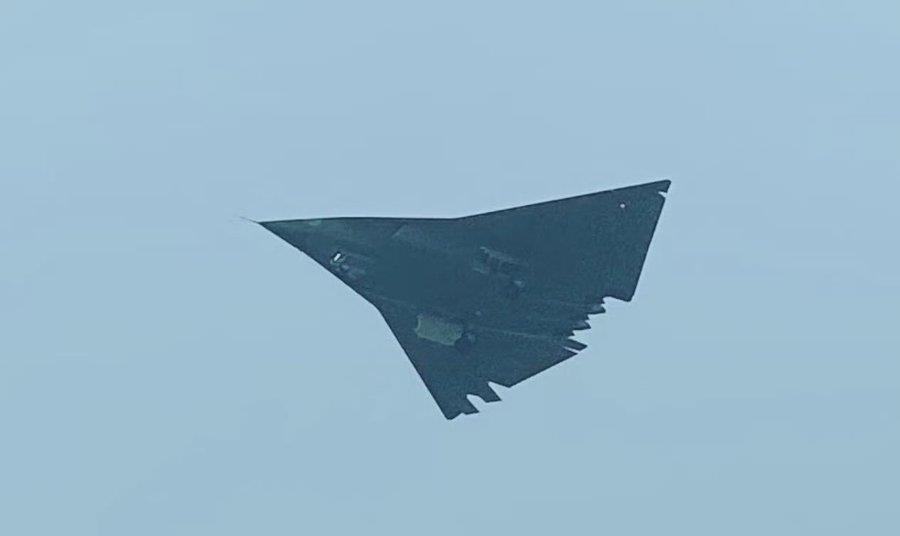 Les images suggèrent que le deuxième prototype de chasseur chinois J-36 présente une configuration d'admission, de train d'atterrissage et d'échappement révisée.