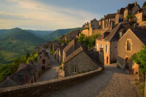 Ce village perché du Cantal reste à l’écart du tourisme de masse – et c’est un bijou à découvrir avant tout le monde