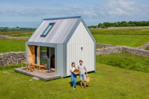 Ils ont quitté Lyon pour vivre dans une tiny house en Bretagne – “on ne reviendra jamais”