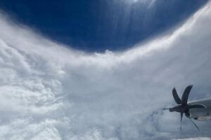 Un vol de « chasseur d’ouragans » de l’US Air Force a été repoussé par de graves turbulences alors qu’il surveillait la tempête dans les Caraïbes